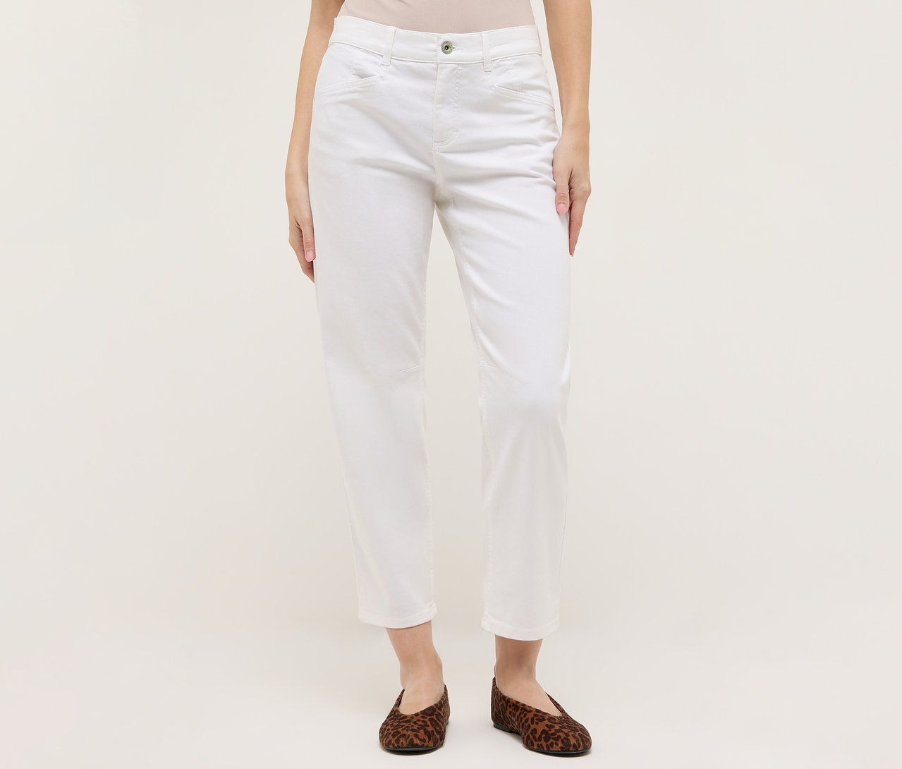 Frau trägt weiße Angels Denim »Evy Cool« O-Shape Jeans und braune Ballerinas mit Animal-Print vor hellem Hintergrund.