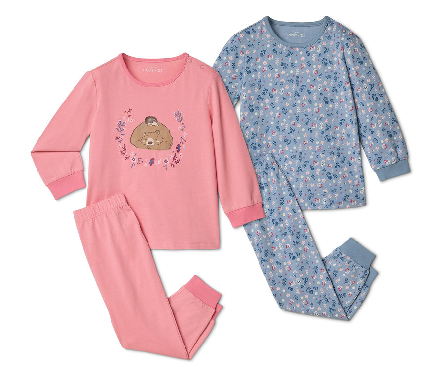Zwei lange Schlafanzüge liegen auf weißem Grund. Ein Schlafanzug ist rosa mit Bärenmotiv, der andere blau mit Blumenmuster.