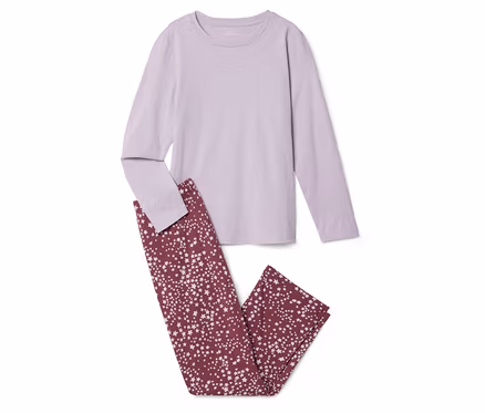 Ein zweiteiliger Pyjama. Er besteht aus einem hellvioletten Langarmshirt und einer dunkelroten Hose mit weißem Sternenmuster.