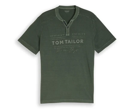 Dunkelgrünes Kurzarm-Henley-T-Shirt mit Knopfleiste. Auf der Vorderseite sind "TOM TAILOR" in Großbuchstaben, "Riviera Days" in Schreibschrift darunter sowie Koordinaten "53°37′15.6″N" und "9°57′26.5″E" mit zugehörigem Text aufgedruckt.