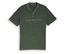 Dunkelgrünes Kurzarm-Henley-T-Shirt mit Knopfleiste. Auf der Vorderseite sind "TOM TAILOR" in Großbuchstaben, "Riviera Days" in Schreibschrift darunter sowie Koordinaten "53°37′15.6″N" und "9°57′26.5″E" mit zugehörigem Text aufgedruckt.