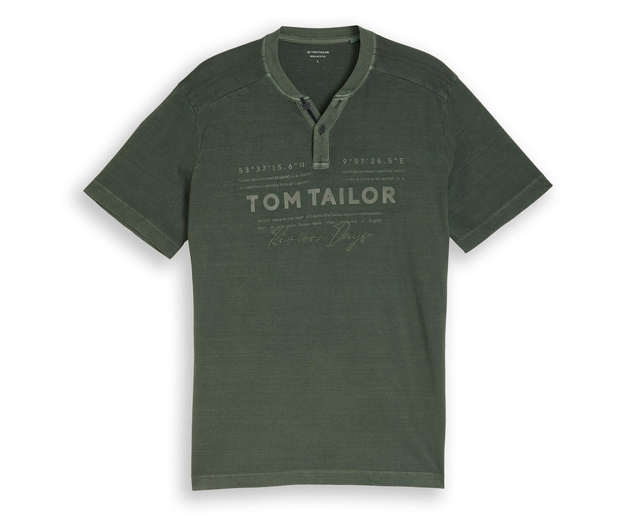 Dunkelgrünes Kurzarm-Henley-T-Shirt mit Knopfleiste. Auf der Vorderseite sind "TOM TAILOR" in Großbuchstaben, "Riviera Days" in Schreibschrift darunter sowie Koordinaten "53°37′15.6″N" und "9°57′26.5″E" mit zugehörigem Text aufgedruckt.