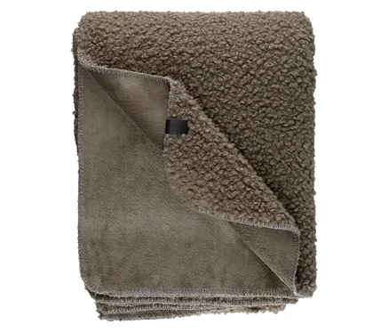 SCHÖNER WOHNEN-Kollektion Wohndecke »TEDDY« in Taupe, gefaltet, zeigt flauschige und glatte Seiten.