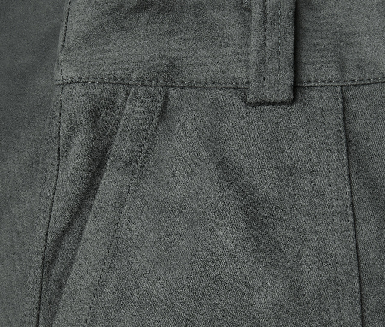 Nahaufnahme der Street One Velourshose Straight Leg mit Bund und Taschendetail.