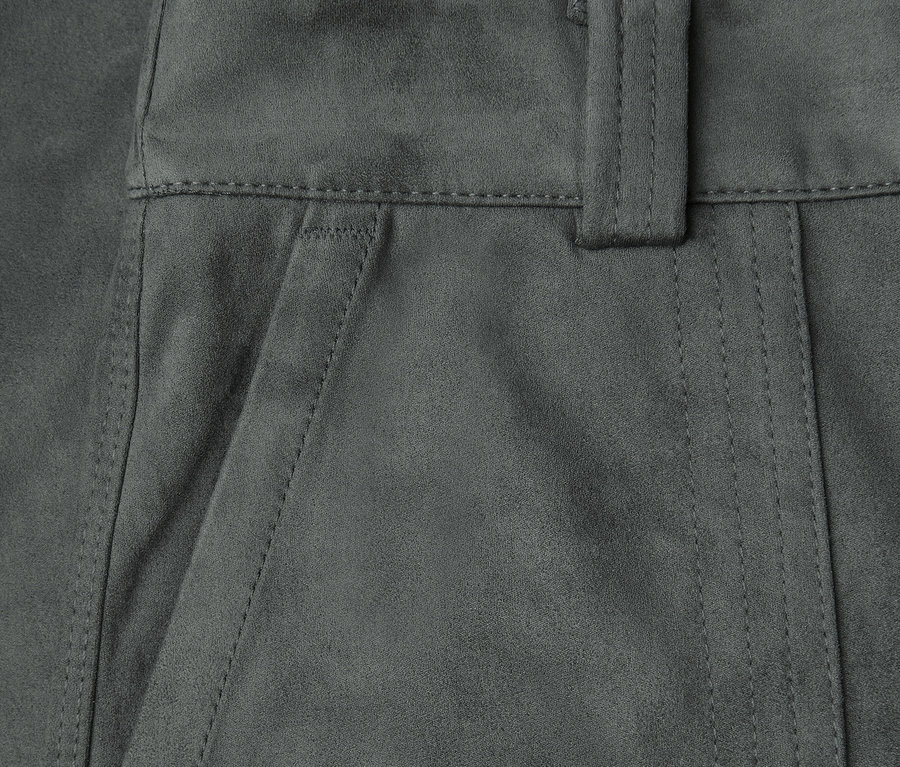 Nahaufnahme der Street One Velourshose Straight Leg mit Bund und Taschendetail.