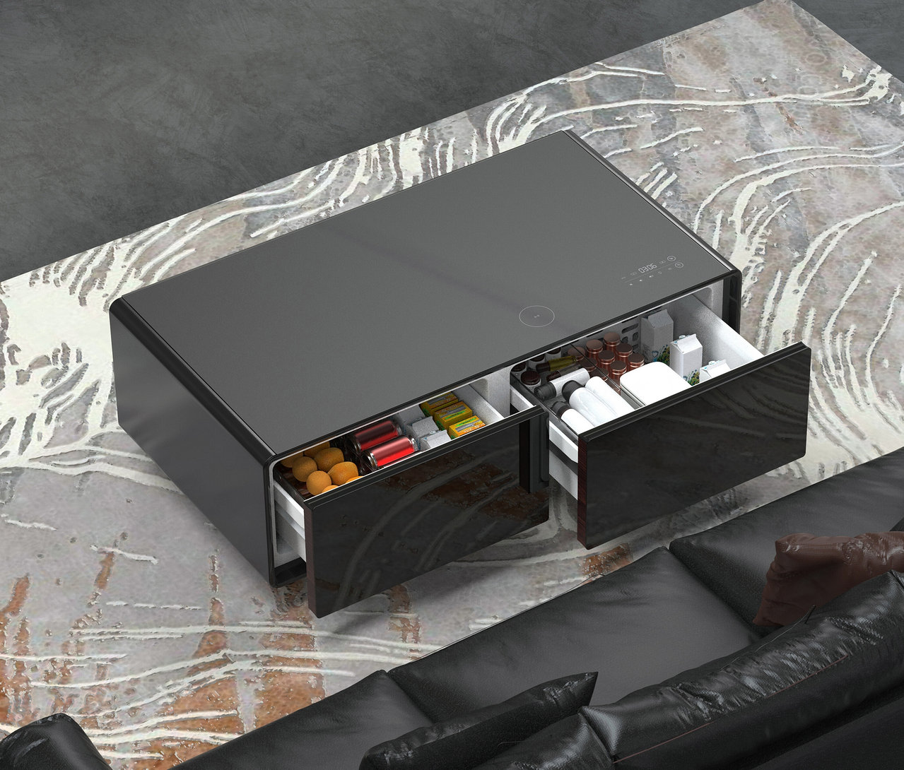 Schwarzer Caso Sound & Cool mit zwei offenen Schubladen auf einem Teppich und neben einem schwarzen Sofa.