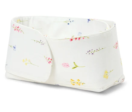 Eine weiße Aufbewahrungsbox mit Blumenmuster.
