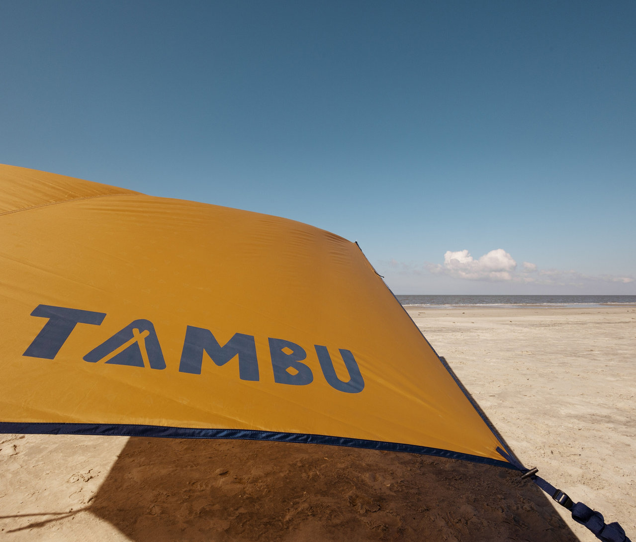 Gelbes Tambu »PALA« Tarp/Sonnensegel am Strand