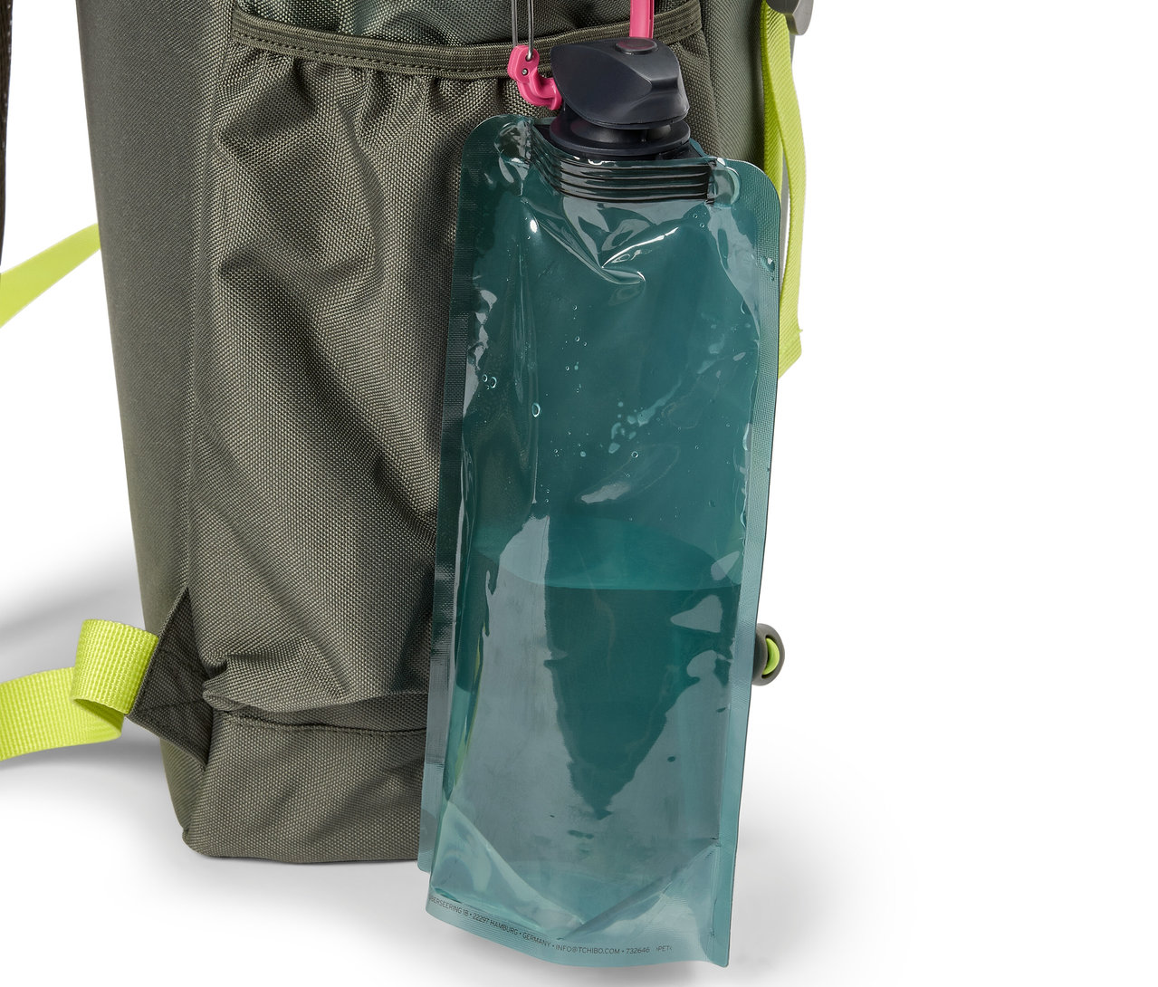 Grüner Rucksack mit einer durchsichtigen, wiederverwendbaren Wasserflasche, die mit einem pinkfarbenen Karabiner befestigt ist.