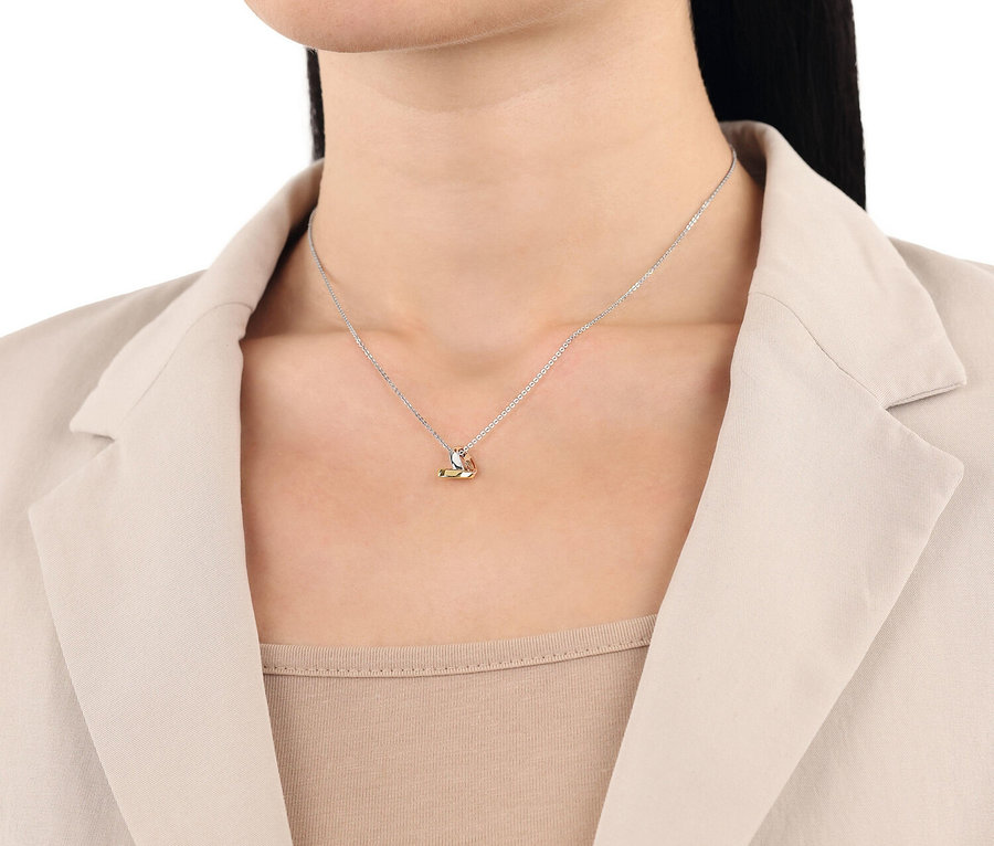 Frau trägt Amor Halsschmuck mit Herz-Motiv.