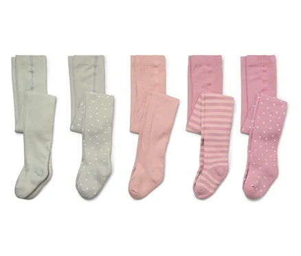 Fünf Paar Kinderstrumpfhosen in Grün, Rosa und Pink mit Streifen- und Punktmustern liegen aufgereiht auf weißem Grund.