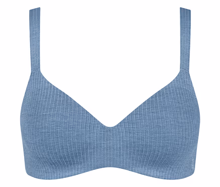 Hellblauer, gerippter Bralette mit dünnen Trägern und V-Ausschnitt, auf weißem Hintergrund.