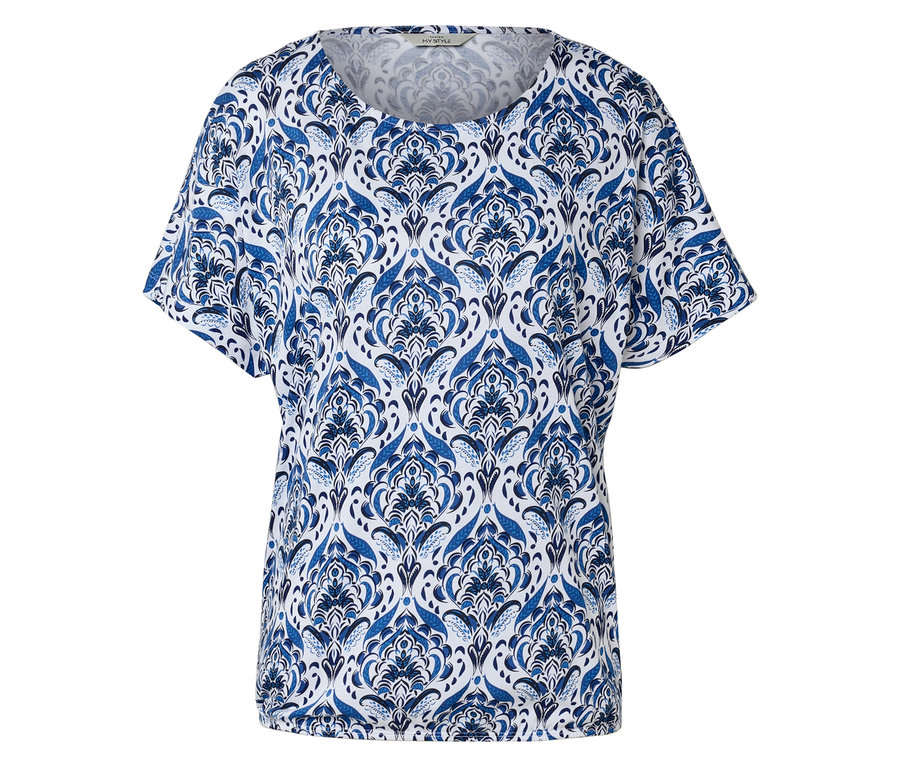 Ein weißes T-Shirt mit blauem Muster.
