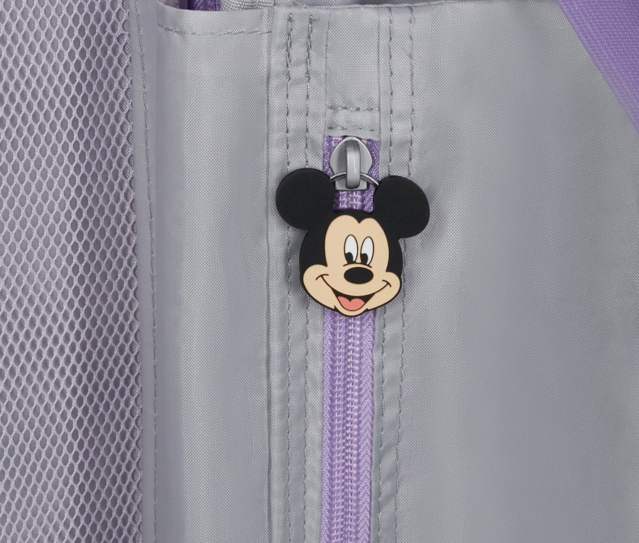 Nahaufnahme eines grauen Rucksacks mit einem Reißverschluss mit einem Mickey-Mouse-Anhänger.