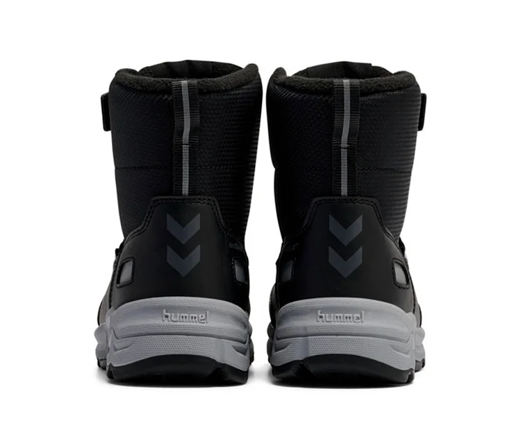 Zwei schwarze hummel® »Schneestiefel Snow Boot Tex« von hinten, mit grauen Sohlen, Chevron-Logos und reflektierenden Streifen.