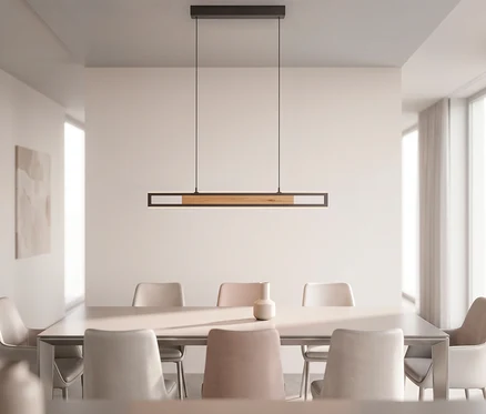 Modernes Esszimmer mit langem rechteckigem Tisch, hellen Stühlen und einer linearen Pendelleuchte in Schwarz und Holz darüber. Eine kleine Vase steht auf dem Tisch.