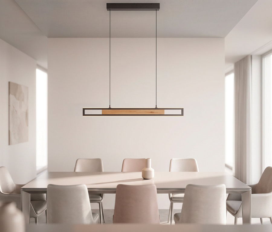Modernes Esszimmer mit langem rechteckigem Tisch, hellen Stühlen und einer linearen Pendelleuchte in Schwarz und Holz darüber. Eine kleine Vase steht auf dem Tisch.