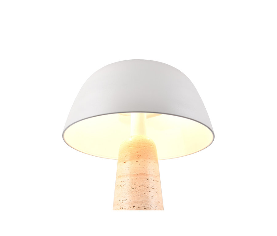 Weiße, pilzförmige Lampe mit einem Schirm und einem konischen Fuß aus hellem Travertin, die warmes Licht ausstrahlt.