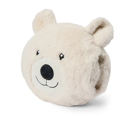 Ein flauschiges, cremefarbenes Plüschkissen »Eisbär« mit aufgesticktem Gesicht und Ohren, das eine Öffnung für die Hände hat.