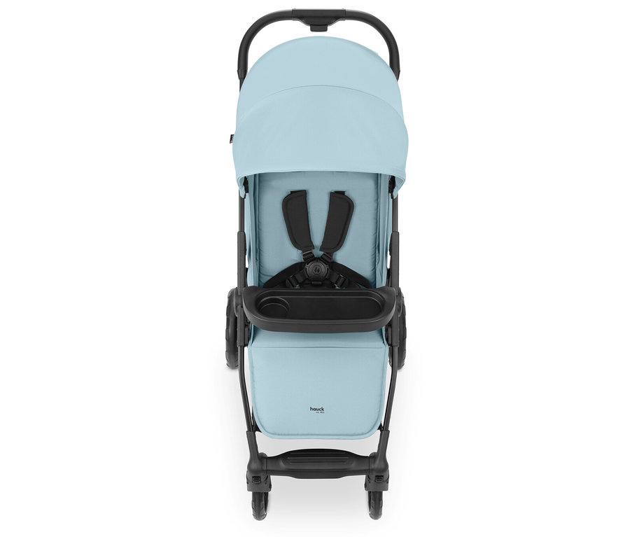 Hellblauer hauck Buggy »Shop N Care« mit schwarzem Gestell, Verdeck, Gurt und Tablett mit Becherhalter.