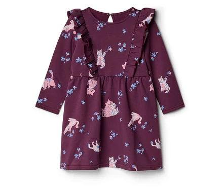 Dunkelviolettes Langarmkleid mit einem Muster aus hellrosa und blauen Katzen sowie kleinen blauen Blumen. Das Kleid hat Rüschen an den Schultern und einen gerafften Rock.