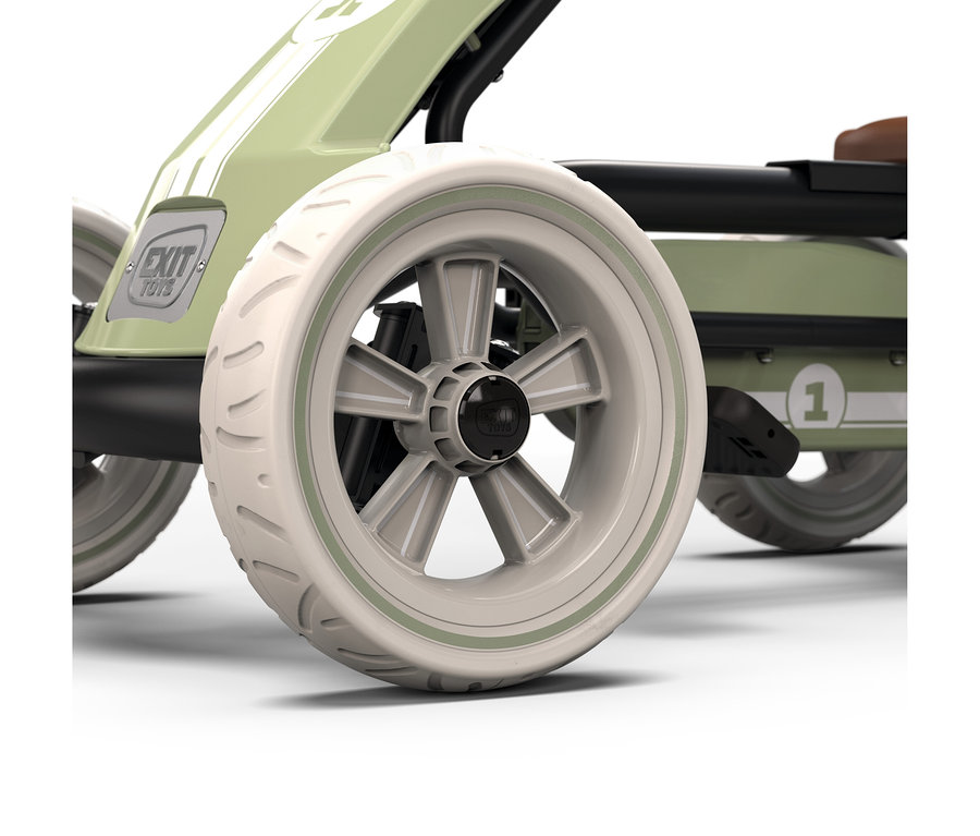 Nahaufnahme eines hellgrünen Go-Karts mit cremefarbenen Rädern. Das Go-Kart hat weiße Streifen, einen schwarzen Rahmen und einen braunen Sitz. Die Räder haben hellgrüne Streifen und das „EXIT TOYS“-Logo ist vorne und auf der Radnabe sichtbar. Eine weiße Nummer „1“ ist an der Seite.