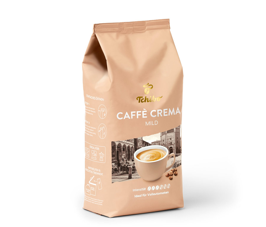 Beige Packung Tchibo Caffè Crema Mild Ganze Bohne (1 kg) mit einer Tasse Kaffee und Kaffeebohnen darauf abgebildet.