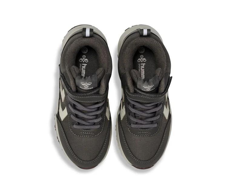 Dunkelgraue hummel® Root Tex Jr Turnschuhe mit hellgrauen Akzenten, Schnürsenkeln und Klettverschlüssen, von oben gesehen.