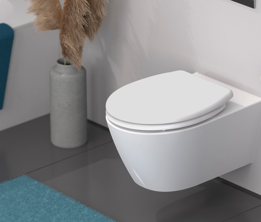 Weißes wandhängendes WC mit geschlossenem Duroplast WC-Sitz »FAMILY« in einem Badezimmer mit grauer Vase und türkiser Badematte.