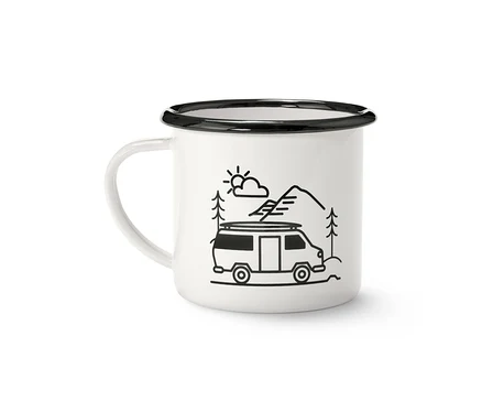 Weißer Emaille-Kaffeebecher mit schwarzem Rand und einer Cartoon-Zeichnung einer Landschaft mit Van, Bäumen und Bergen, 380 ml