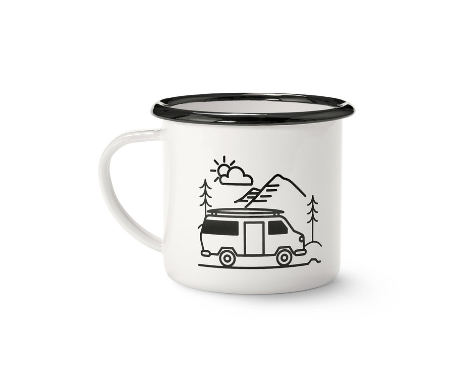 Weißer Emaille-Kaffeebecher mit schwarzem Rand und einer Cartoon-Zeichnung einer Landschaft mit Van, Bäumen und Bergen, 380 ml
