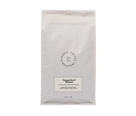 Weiße Packung Bonanza Coffee Roasters - Gogogu Omni-Roast Decaf - 250 g Ganze Bohne.