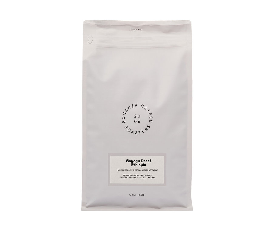 Weiße Packung Bonanza Coffee Roasters - Gogogu Omni-Roast Decaf - 250 g Ganze Bohne.
