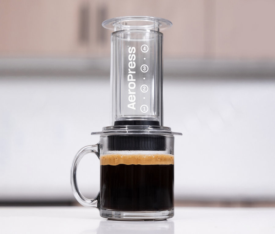 AeroPress Coffee Maker »Clear«, transparent steht auf einer Tasse Kaffee.