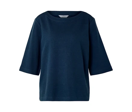 Blaues Shirt mit halben Ärmeln.