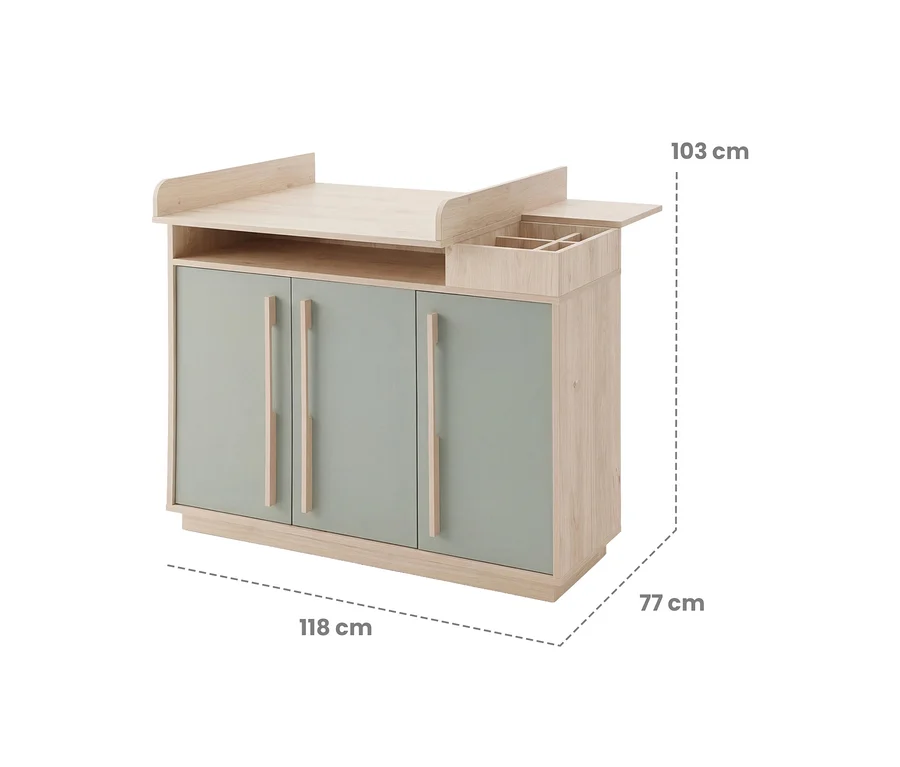 Wickelkommode aus hellem Holz mit drei salbeigrünen Türen, Wickelauflage und Organizer, Maße 103x118x77 cm.