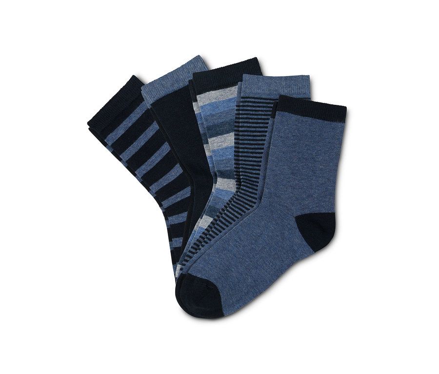 Fünf Paar blaue Socken mit verschiedenen Mustern.