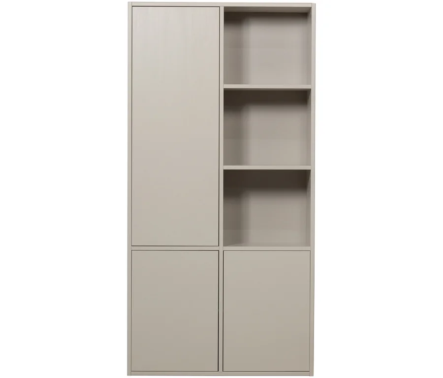 Beiger Schrank mit modularem Design. Die linke Seite hat oben eine hohe geschlossene Tür und unten eine kürzere geschlossene Tür. Die rechte Seite hat oben drei offene Fächer und unten eine kürzere geschlossene Tür.