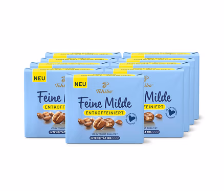 Neun hellblaue Packungen Tchibo Feine Milde entkoffeiniert gemahlener Kaffee, vorne mit „NEU“ und Kaffeebohnen abgebildet.