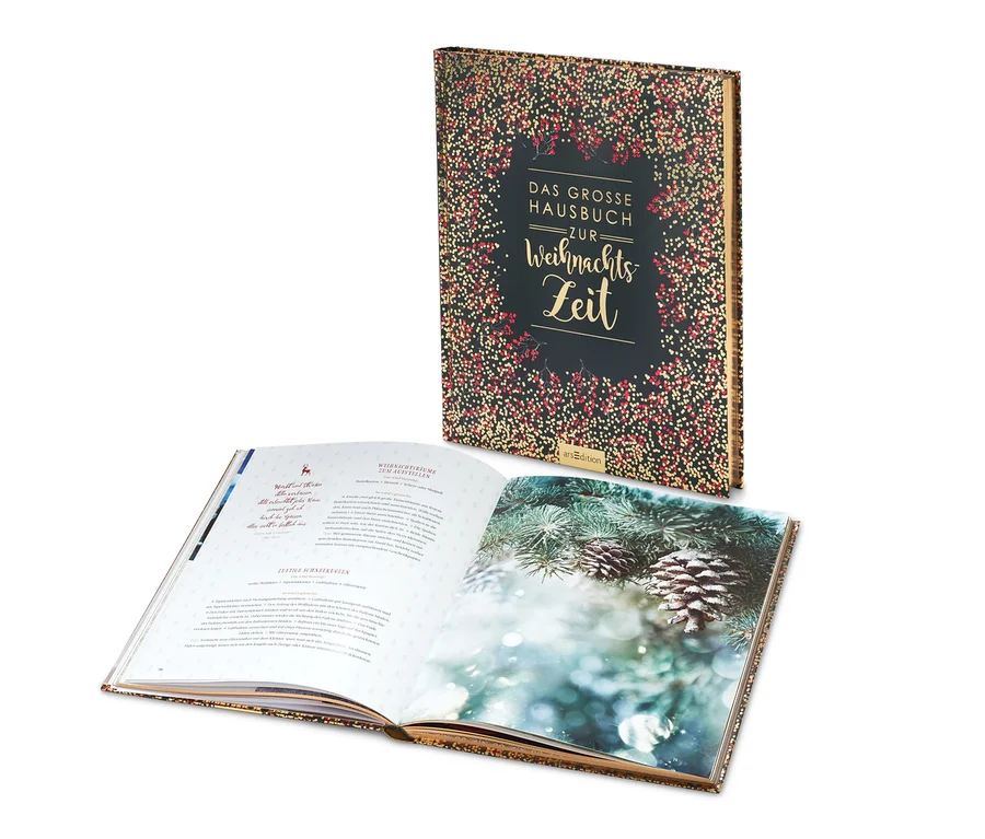 Das aufgeschlagene Buch "Das große Hausbuch zur Weihnachtszeit" mit Weihnachtsmotiv und Tannenzapfen liegt neben einem geschlossenen Buch.