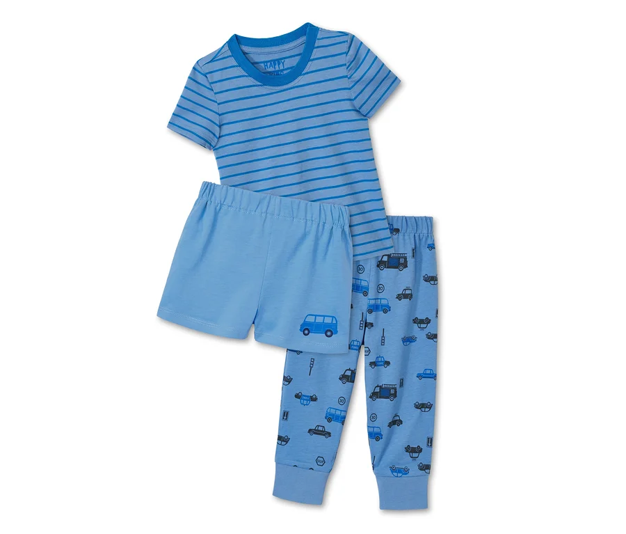 Ein blaues, 3-teiliges Pyjama-Set mit einem gestreiften Oberteil, Shorts und einer Hose mit Auto-Aufdruck.