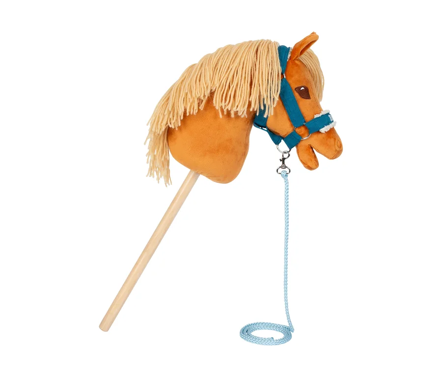 Braunes Plüsch-Steckenpferd Amadeus aus dem small foot Set »Bibi & Tina« mit blonder Garnmähne, blauem Zaumzeug mit weißen flauschigen Akzenten und hellblauem Führseil, befestigt an einem Holzstab.