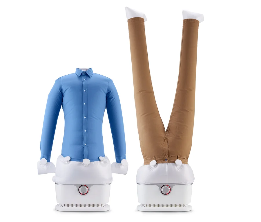 Blaues Hemd und braune Hose auf Hemden- und Blusenbügler inkl. Aufsatz für Hosen.