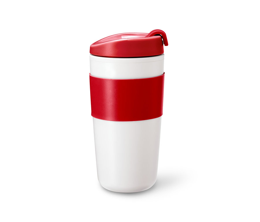 Weißer Coffee-to-go-Becher mit rotem Deckel und roter Silikonbanderole.