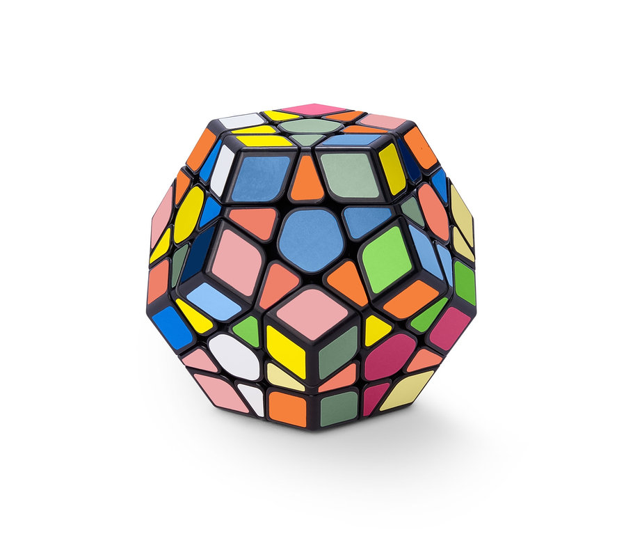 Ein bunter IQ-Würfel »Polygon« auf weißem Hintergrund.