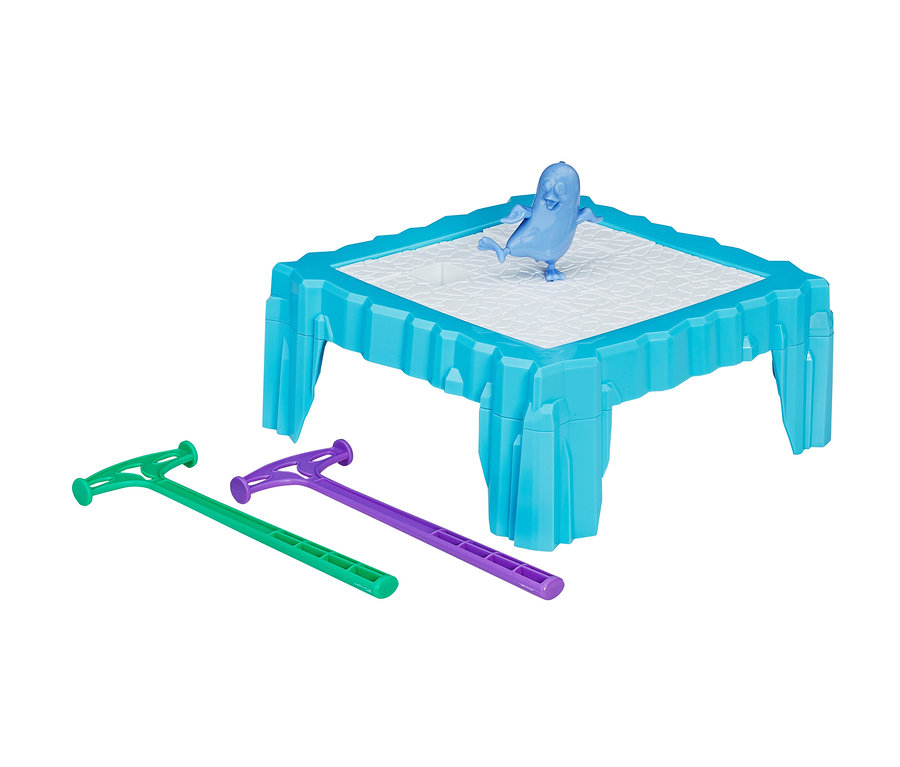 Eine blaue Figur steht auf dem Spielfeld von Hasbro »Kristallica«, daneben liegen grüne und lila Werkzeuge.