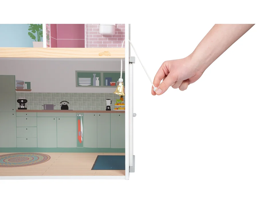 Eine Hand öffnet das small foot Puppenhaus Stadtvilla.