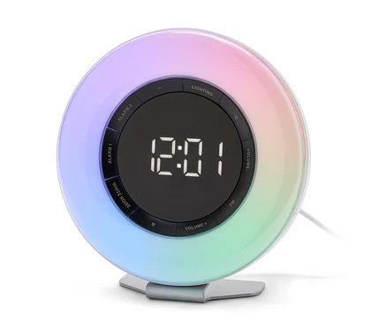 Runder Wecker mit digitaler Anzeige, der 12:01 Uhr anzeigt, und einer umlaufenden Regenbogenbeleuchtung, auf einem silbernen Ständer stehend.