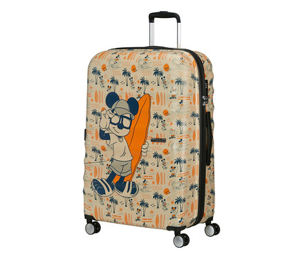 Beiger Koffer mit einem Muster aus Mickey Mouse mit Sonnenbrille und Surfbrett, umgeben von Palmen, Wellen und kleineren Mickey Mouse Figuren. Der Koffer hat einen schwarzen ausziehbaren Griff und vier Rollen.