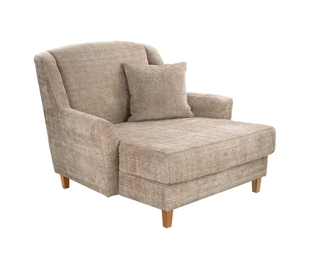 Beiger Sessel mit hoher Rückenlehne und integrierter Fußstütze, bezogen mit strukturiertem Stoff, dazu ein passendes Kissen und Holzfüße.